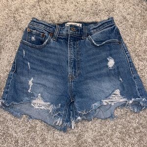 Abercrombie 4” Mom Short High Rise size 24